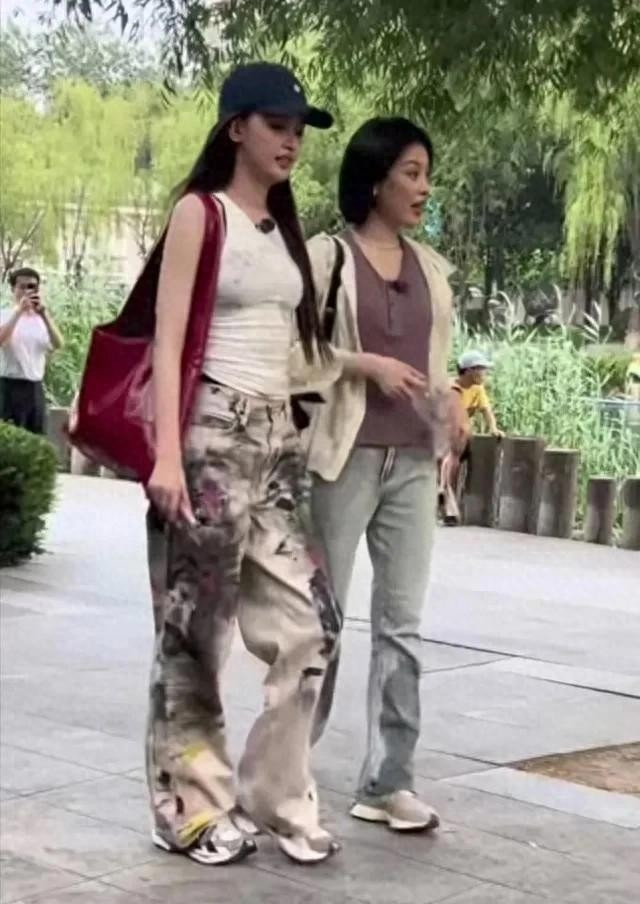 孙怡公园遛弯被认出。粉丝惊呼这身材管理太绝了。真人和照片几乎没差别。清纯感拉满。