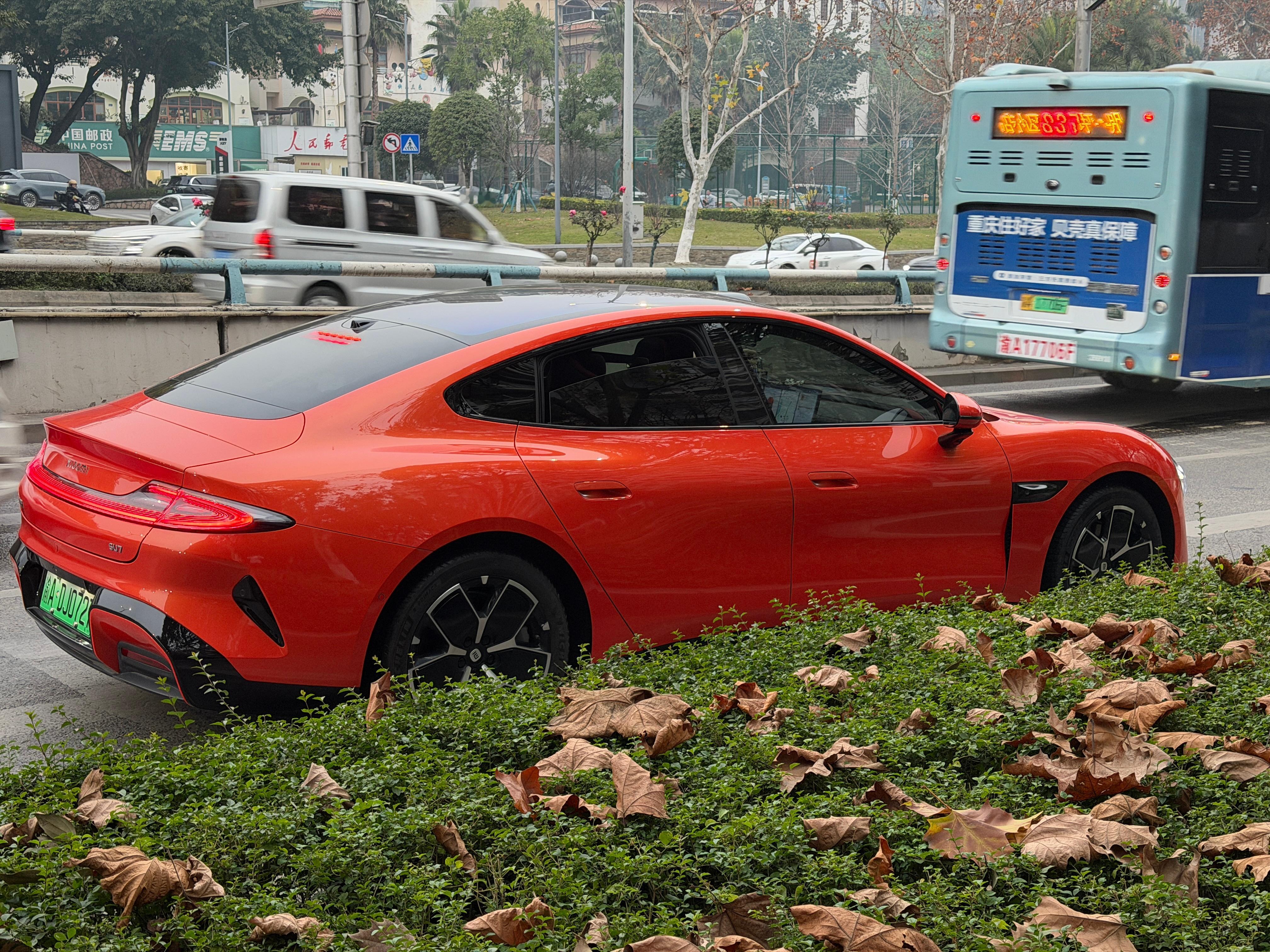 好兄弟开这么骚颜色的SU7来接你、你的第一反应是？