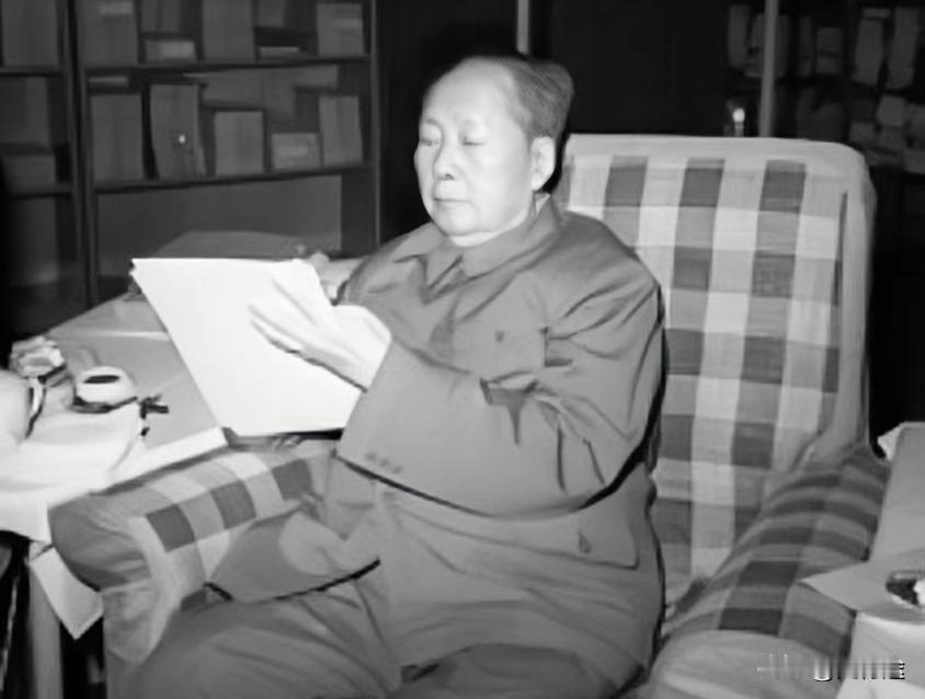 1976年，毛主席过的除夕，晚餐就是一条鱼，没吃几口便不吃了。晚年的毛主席，很孤