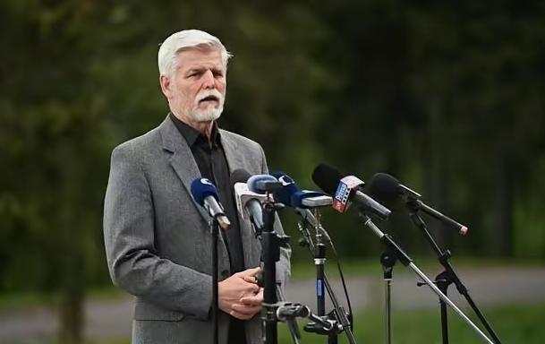 帕维尔这厮还好意思当捷克的总统捷克总统帕维尔，最近在国际上可真是闹了个大笑话