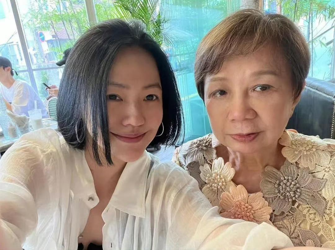 据台媒报道，小S此次专程前往香港，主要是陪伴婆婆散心，并为婆婆庆祝84岁生日。同