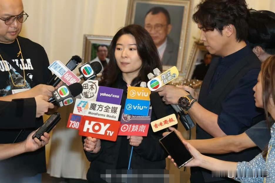 看到许绍雄女儿在灵堂外接受采访的画面，她强忍泪水说好遗憾不够时间孝顺爸爸，那一刻