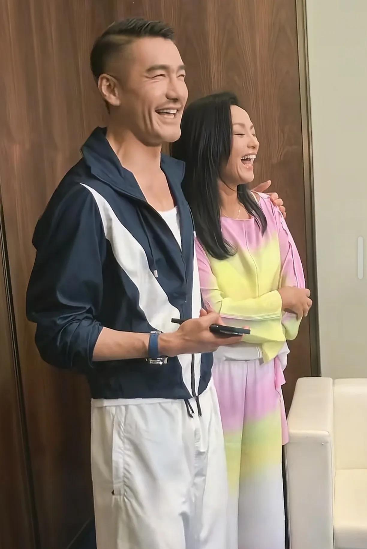 胡兵和瞿颖这笑容，这嘴巴咧得，这没有个30年以上的友谊都不可能会笑成这样。本来，
