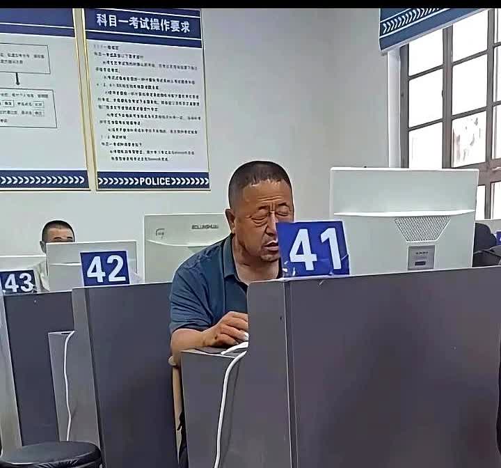 大爷，如果不行，咱就算了，都这把年纪了，没必要这么折磨自己。看着大爷的样