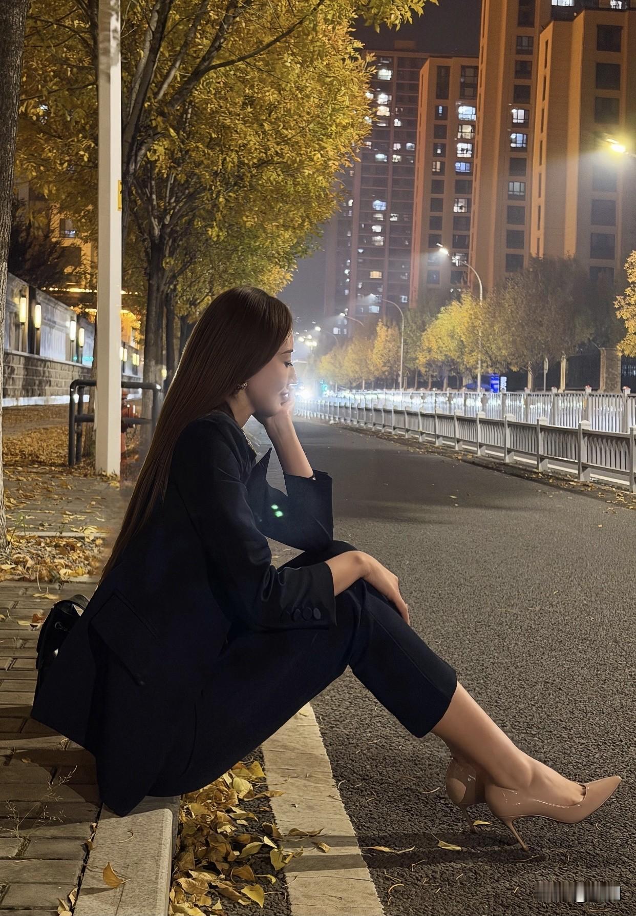 高跟鞋要怎么搭配才好看黑色通勤套装搭搭裸色高跟鞋的美女