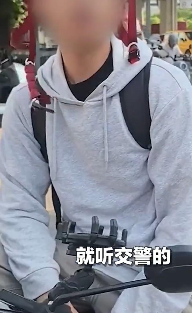 没想到我听交警的事件居然还有后续。在今年8月，江苏苏州一小伙子骑电动车时与逆行