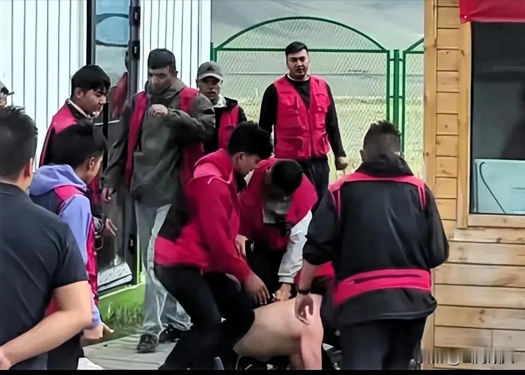 一共10个工作人员，上手的就有7个人，7个人殴打1个人，还把人家司机的上衣都撕扯