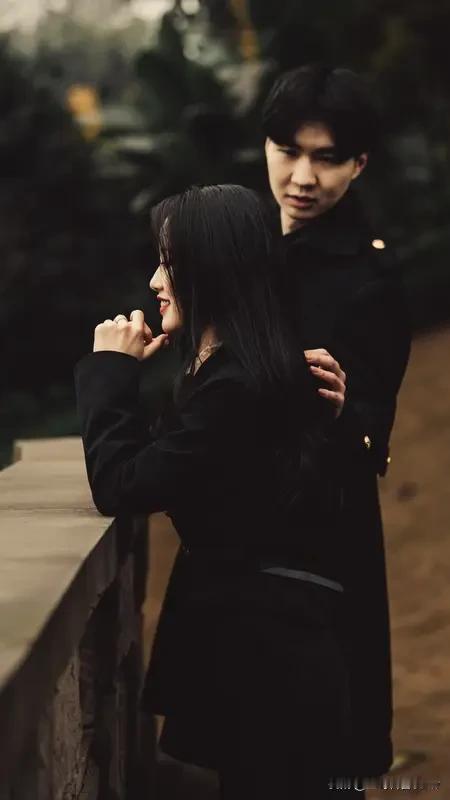 跟异性暧昧算不算出轨，这事儿得分情况看。要是单身，跟异性暧昧那就是正常的情感试探