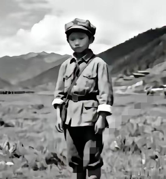 1935年，13岁小红军罗玉琪过草地时因腹痛离队，转身便与大部队失散。茫茫荒原寂