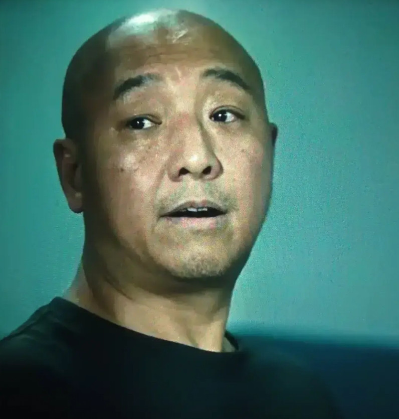 《扫毒风暴》大丘招供，说明王辉不是内鬼。法庭上大丘这一眼万年的眼神，望向的是情人