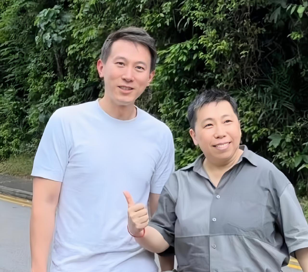 TikTok总裁周受资在新加坡公园散步被偶遇，他穿着白色T恤和小短裤，身高目测超