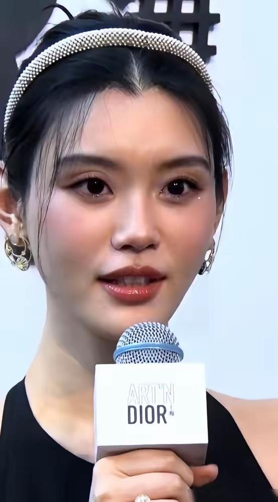 姐妹们，最近刷到奚梦瑶的分享，瞬间打破以前对豪门婚姻的滤镜。她大方承认自己每年