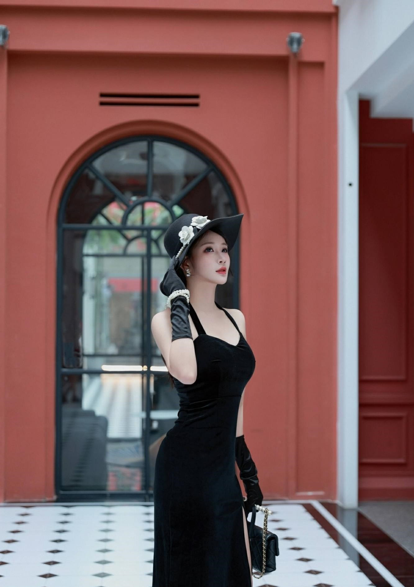 黑裙辣妹，演绎复古优雅风情！
