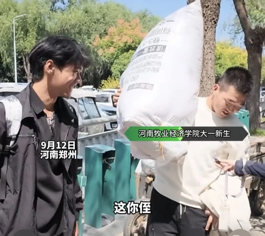叔叔上大学，亲侄子来送。这是典型的侄子比叔叔大的家庭。河南郑州，22岁侄子扛着行李送19岁叔叔上大学