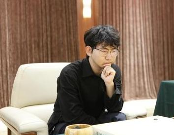 丁浩卫冕晋城杯冠军第3届晋城杯中国职业围棋公开赛最后决赛中丁浩战胜了辜梓