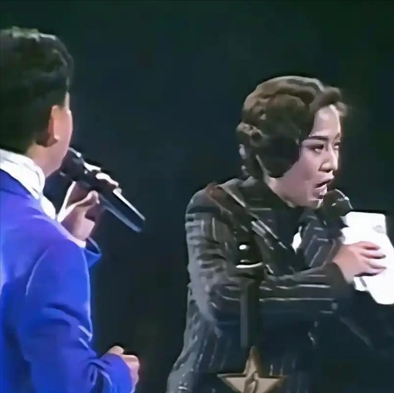 当年，利智作为嘉宾出席香港金曲奖颁奖晚会，身为主持人的梅艳芳，在台上突然画风一转