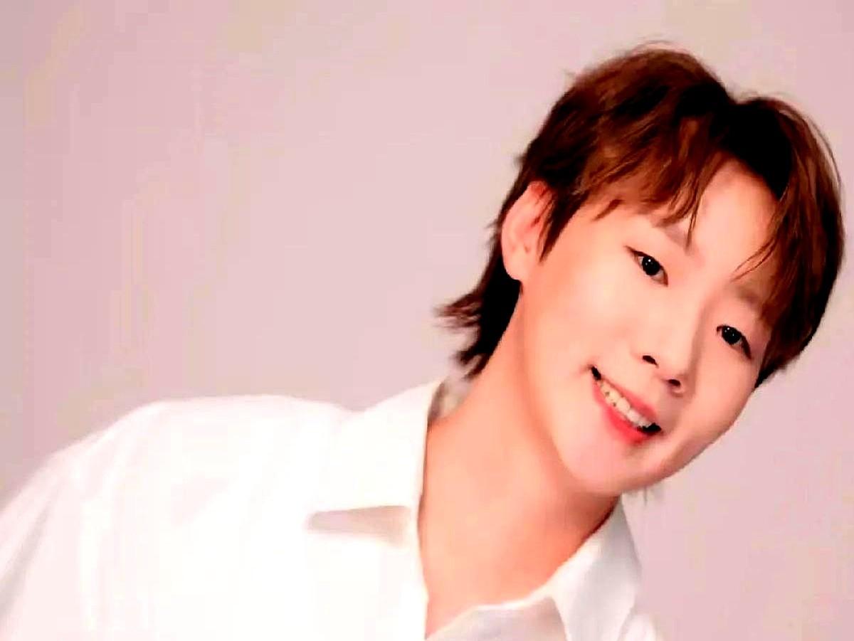 王曼昱和林高远的新发型，简直跟商量好了一样。王曼昱前脚刚为了拍广告换了个新造