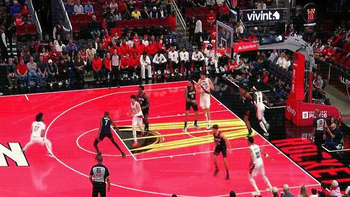 火箭新秀谢波德这记长传，直接把球迷看傻了！首节抢板后，他眼疾手快，横跨全场的精准