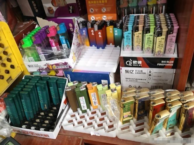 在清远黄花镇守了快六年便利店，柜台后头站久了，看人看事就慢慢咂摸出些门道来。就说