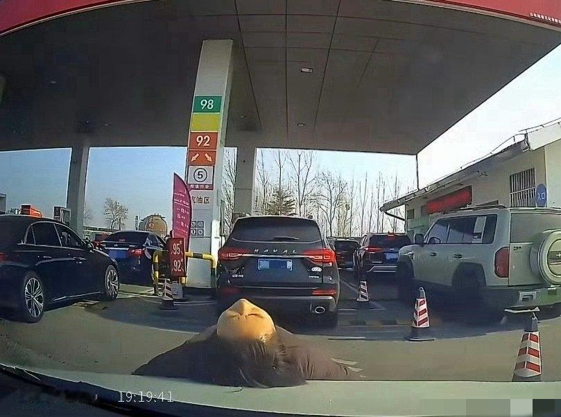 江苏泰州那个加油站的事儿，视频看了真的能给人气笑了。一个女的为了让自己家的车