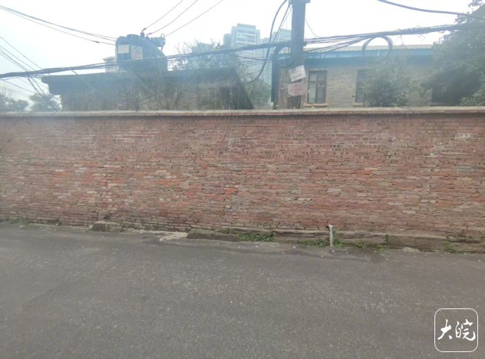 #历史老街墙上形似脏话标语已被拆除#【#市民投诉低俗标语反被怼没文化#】1月2