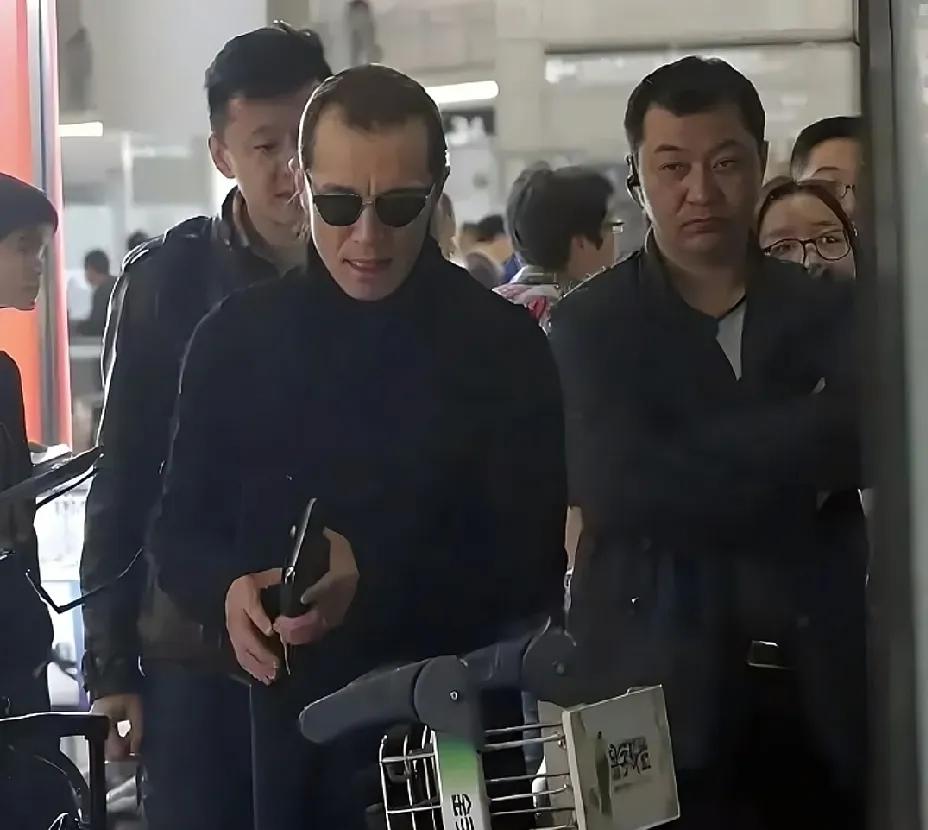 李咏生前现身机场时的一张留影，当时已经确诊癌症正在准备登机前往美国治病。李咏是一