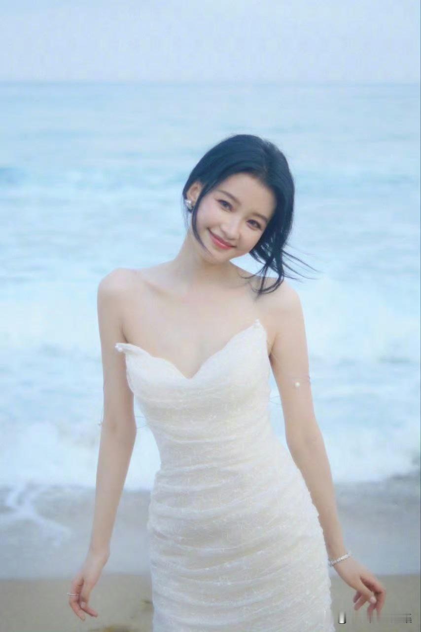 一袭白色短裙，姐姐的牛奶肌好让人羡慕​​​