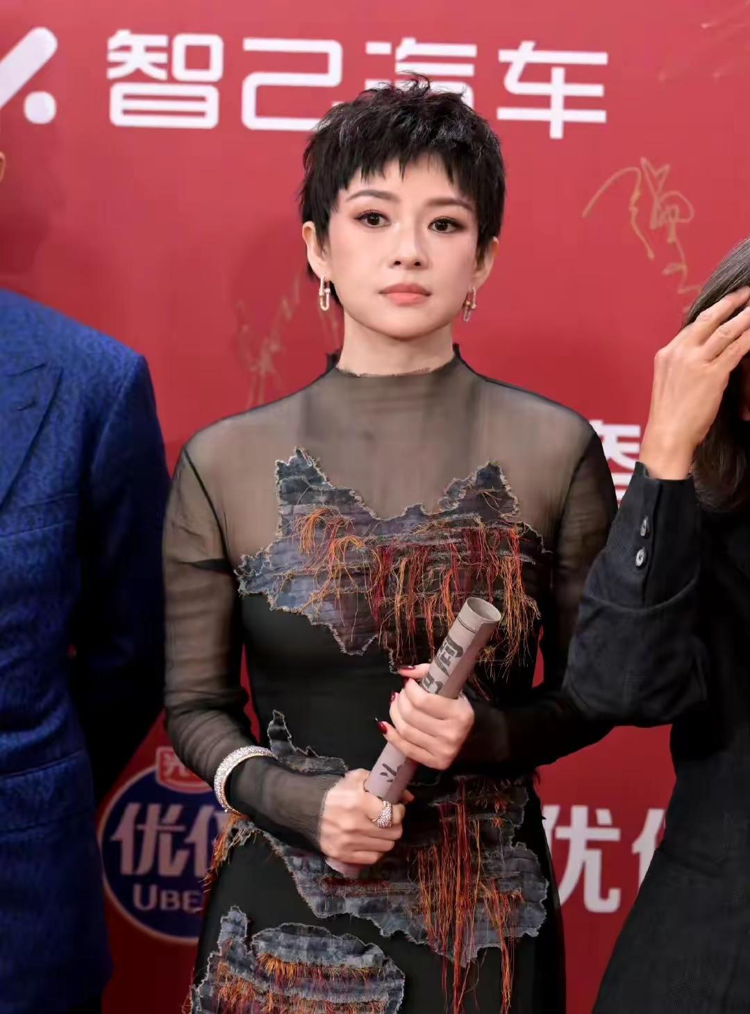 章子怡栽头发上了？新造型刷屏，看完我连夜退了理发店预约[捂脸哭]！章子怡最新的短