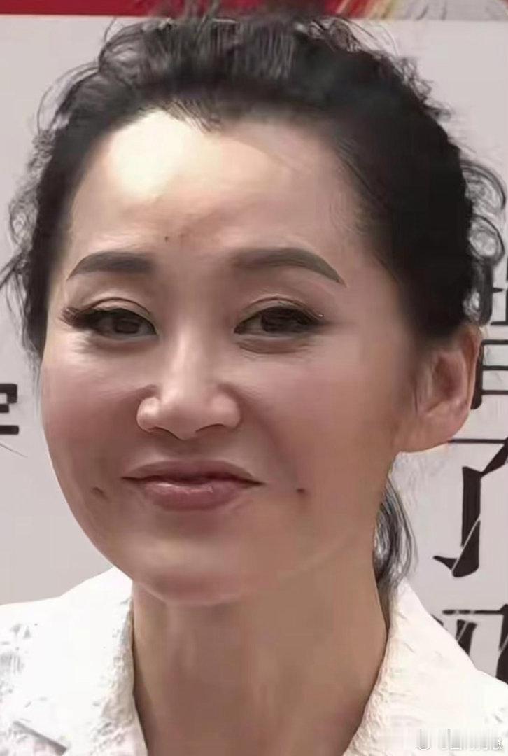 已经56岁的许晴，卸下滤镜展露真实状态，眉眼温婉风韵犹存，岁月沉淀的气质格外动人