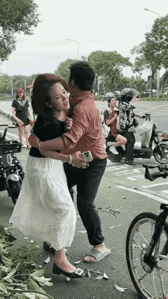 男子设计英雄救美，抱得美人归。