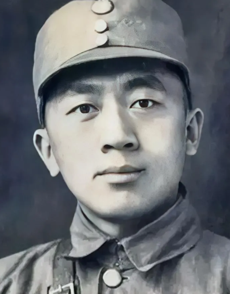 1942年，日伪军一名师长派人送给粟裕一包烟，粟裕感到疑惑，以为敌人送来的礼物，