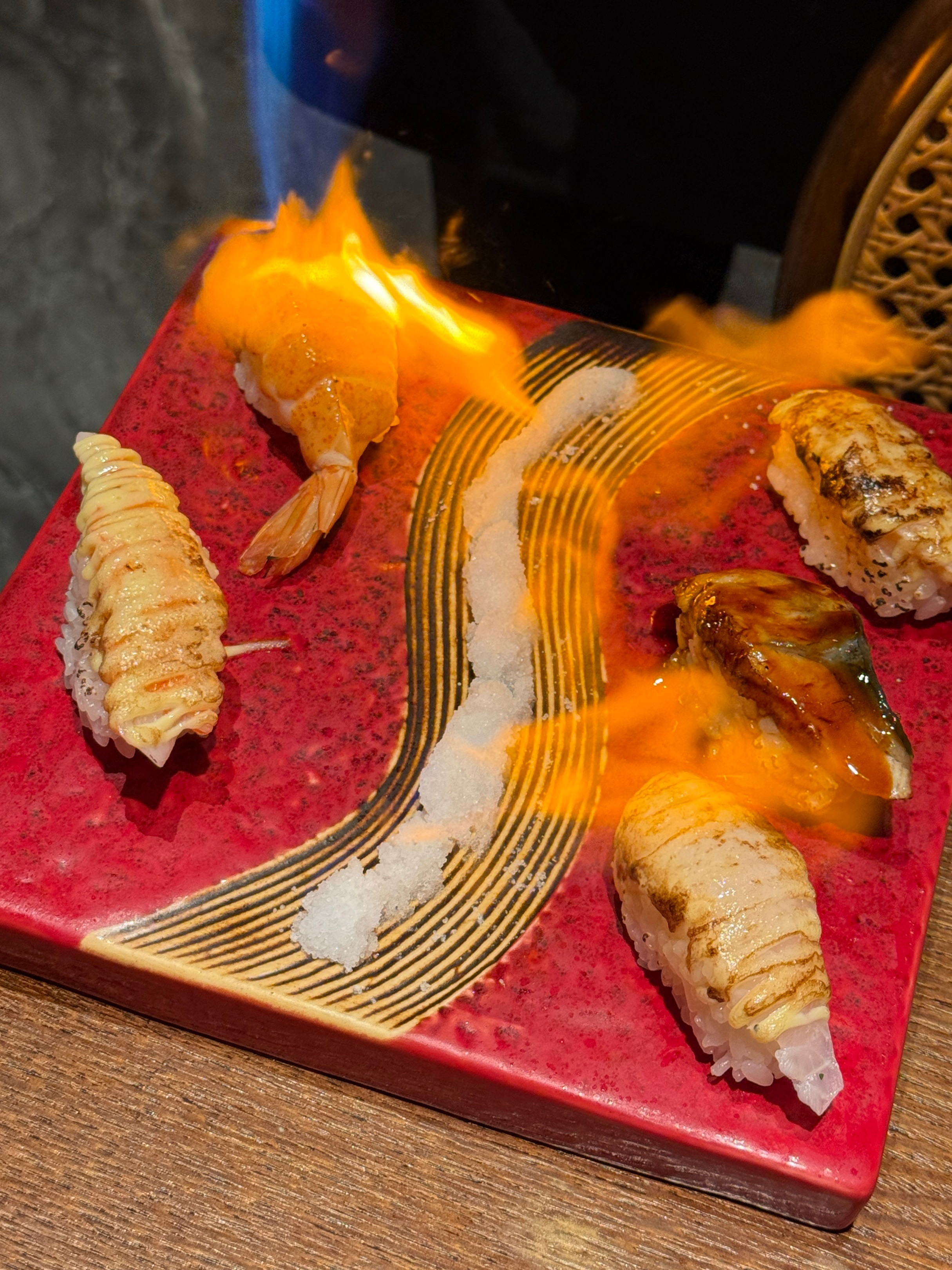 朴素的一餐吃完饭了，我也不知道我吃了些啥，因为觉得我得吃一顿饭，而且不能太难看