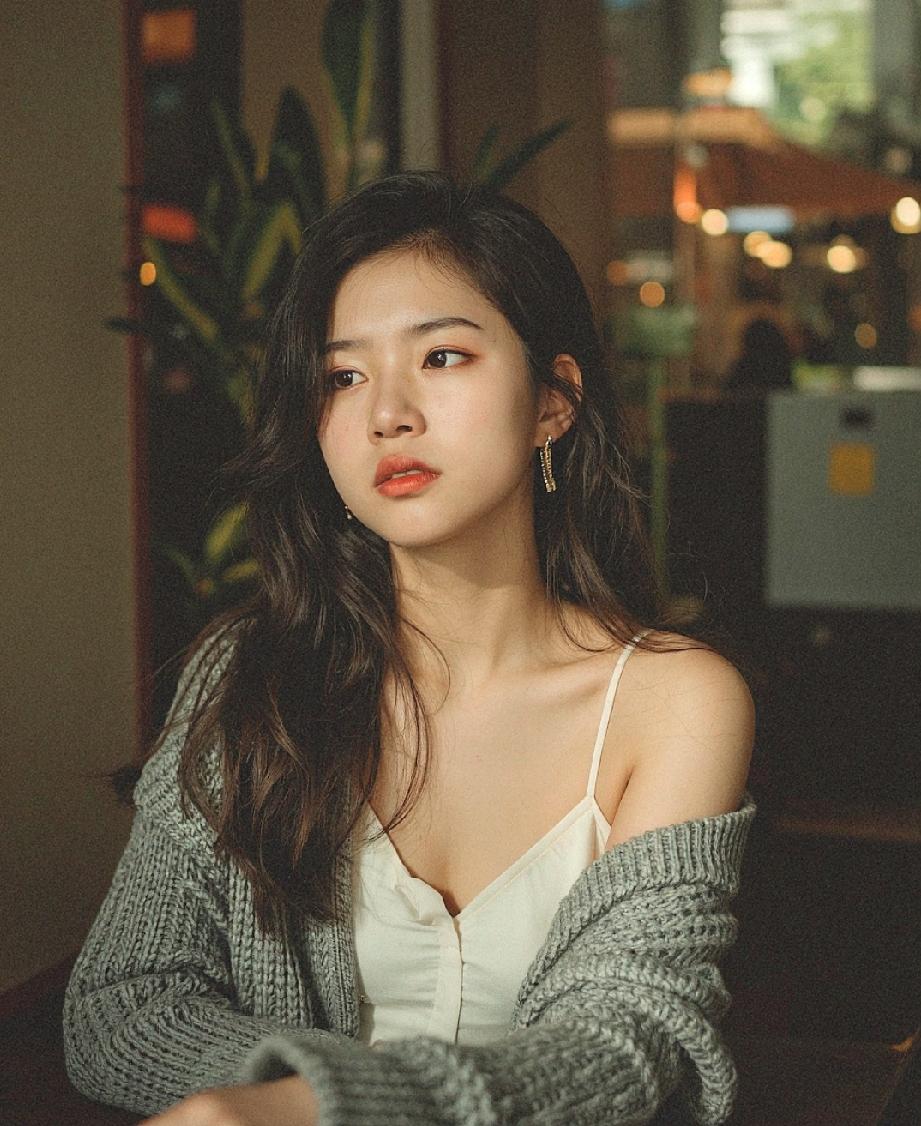 厂长的儿子游泳时受伤了。他是在厂子内部的游泳池，有个温水的，有个凉水的，他也许