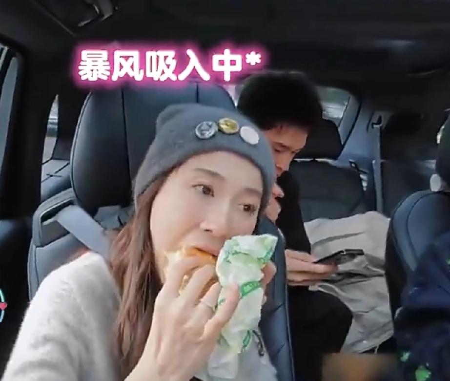 孙杨吃妻子剩下的汉堡，谁注意到了朱丹的表情，确实有些令人心疼。孙杨与张豆豆在