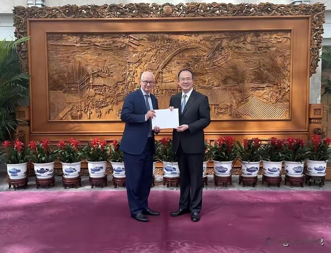 英国人的直觉最好。美靠不住，欧扶不起。英国人......这世界真要变天了！