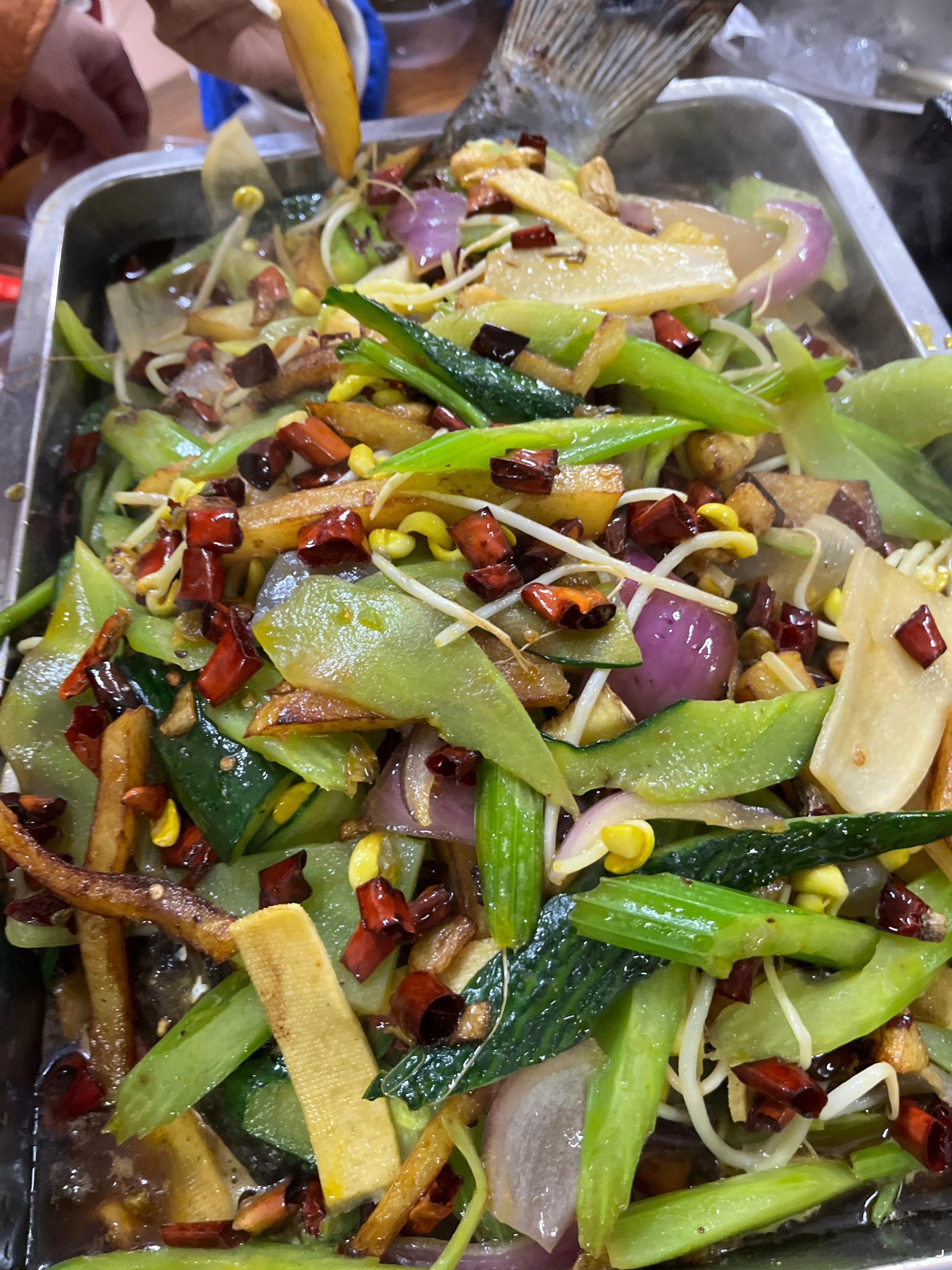 放假第三天，假期圆满结束。中午吃了火锅，晚上来吃烤鱼，点了两条，一条辣的，一条不