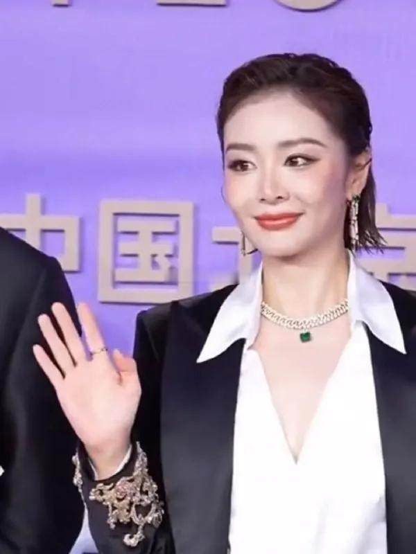 高叶亮相百花奖闭幕式红毯，她这回走经典的黑白搭配风格，看上去非常的靓丽。她里面穿