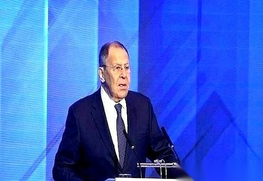 那个俄罗斯老头，拉夫罗夫，一句话就把牌桌给掀了。他说，美国人私底下跟他们拍胸脯