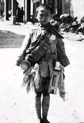 1938年，日军想拍摄一个懦弱的中国战俘形象，于是找到了15岁的季万方，他瘦小得