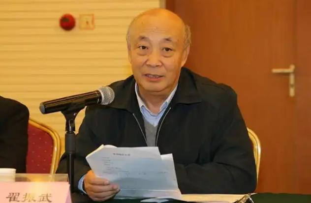这次反差确实不小！2015年二胎政策放开后，翟振武教授曾预测，未来四五年中国每年