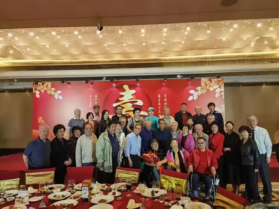 从这张图片中才知道原来高洪波与三谢的关系，难怪当年高洪波任足协副主席，主管中超联