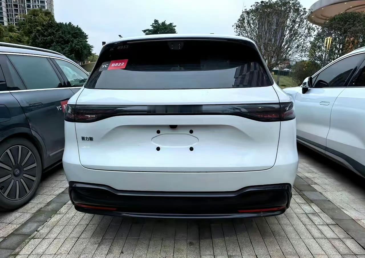 问界M6的实车大概是这个样子了，还是有点胖头鱼的感觉，想要运动一点，前面应该