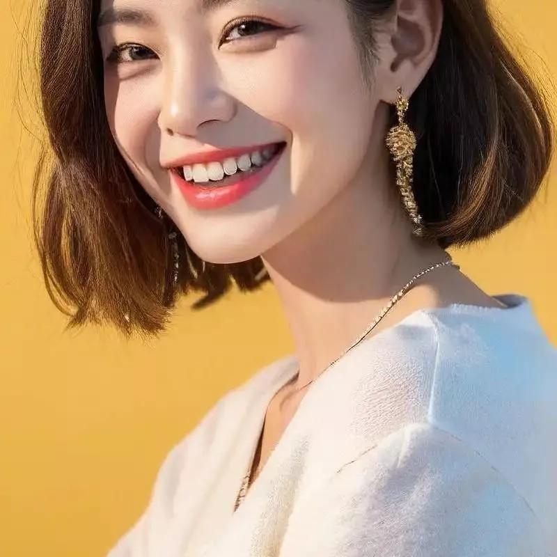 温暖阳光下的微笑，金饰点缀的优雅！🌞😊戴金饰金饰氛围感写真轻奢金饰黑裙