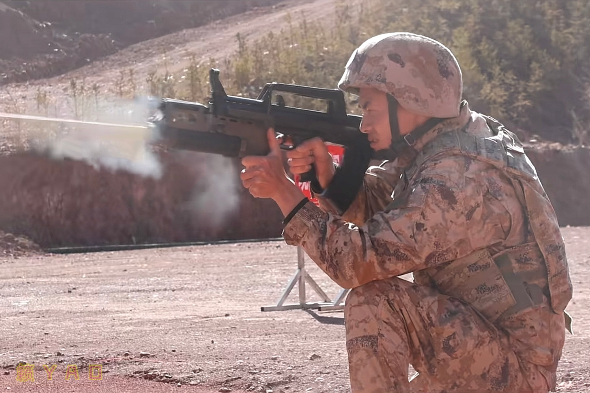 91B型35mm防暴挂榴也算是老万金油了，不过挂95-1步枪上略显不协调，步枪扳