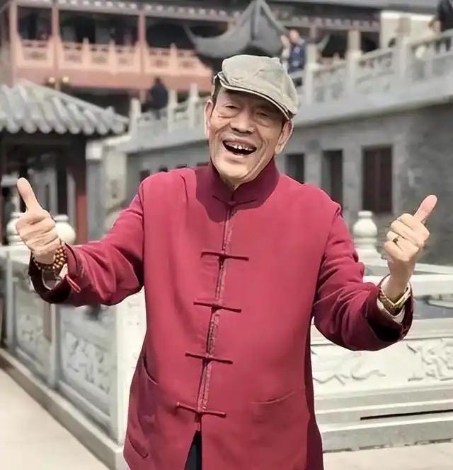 杨少华的孙女杨盼盼也下场发声了。他说先不提我爷爷是曲艺名家相声太斗，就是一个普通