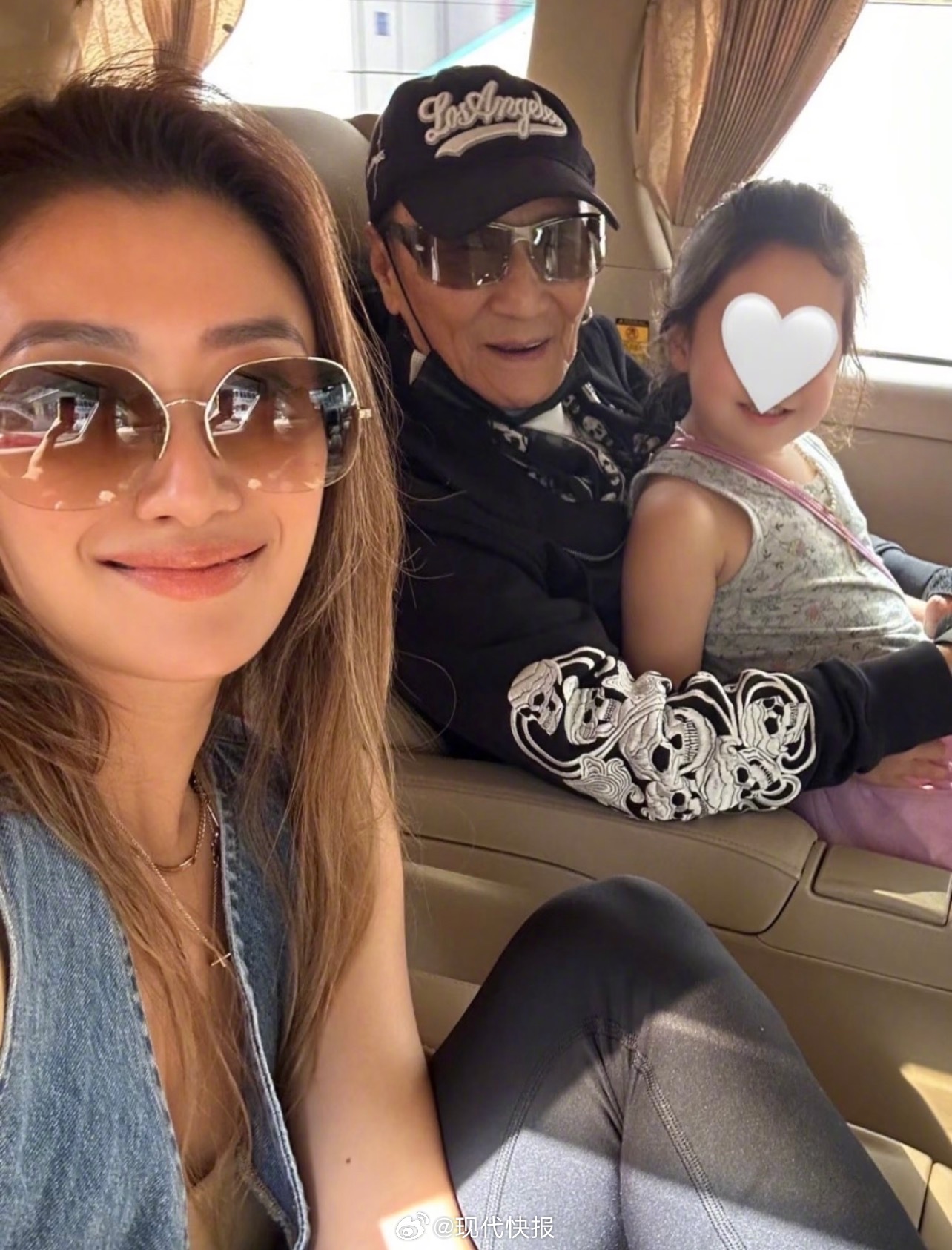 【谢婷婷晒照悼念谢贤】8月10日，在社交媒体晒出祖孙三代合照，并配文悼念父亲：生