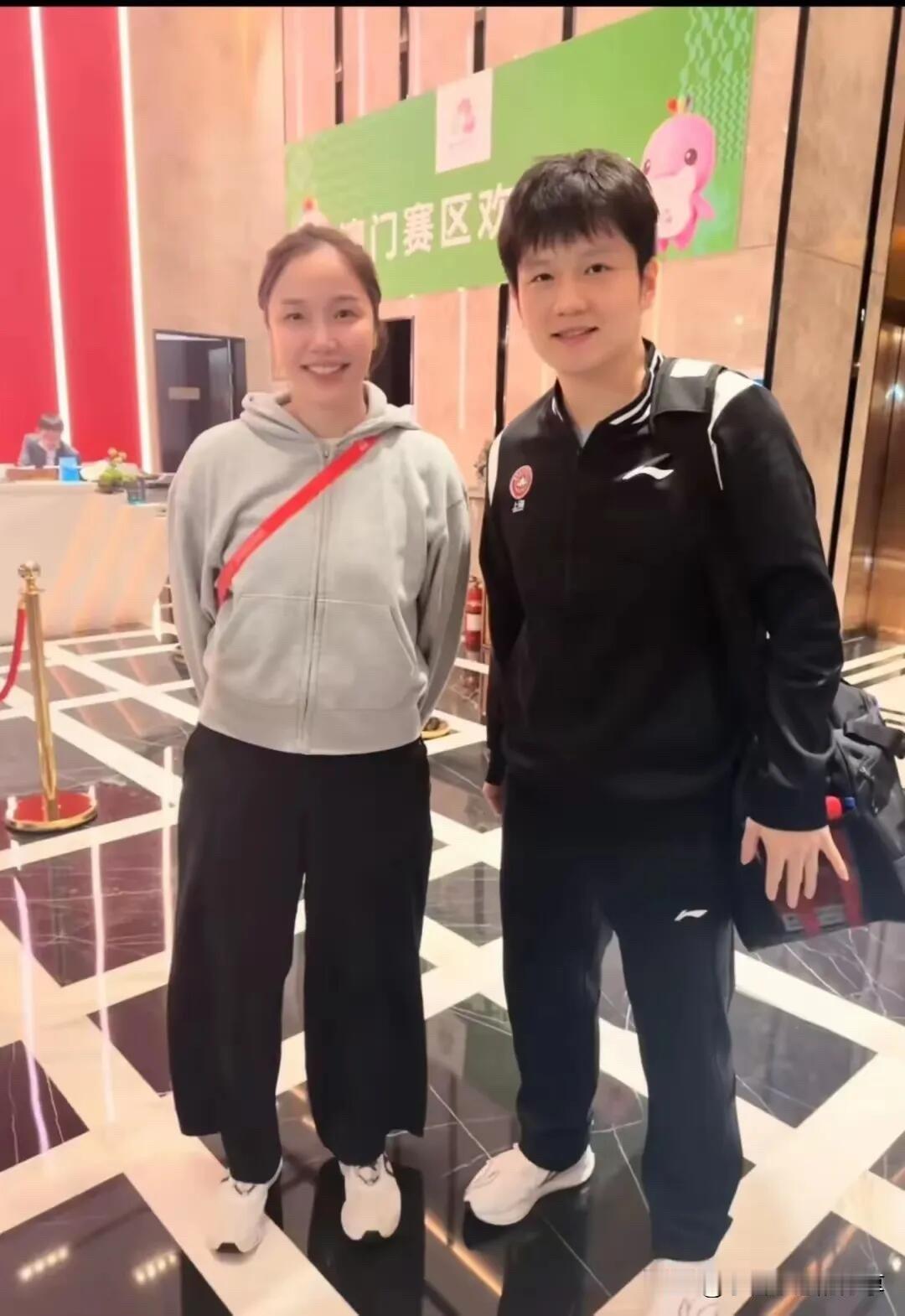 樊振东不愧是男子乒乓球运动员里最帅的一个人，这样随意的抓拍都这么帅。他本人面相温