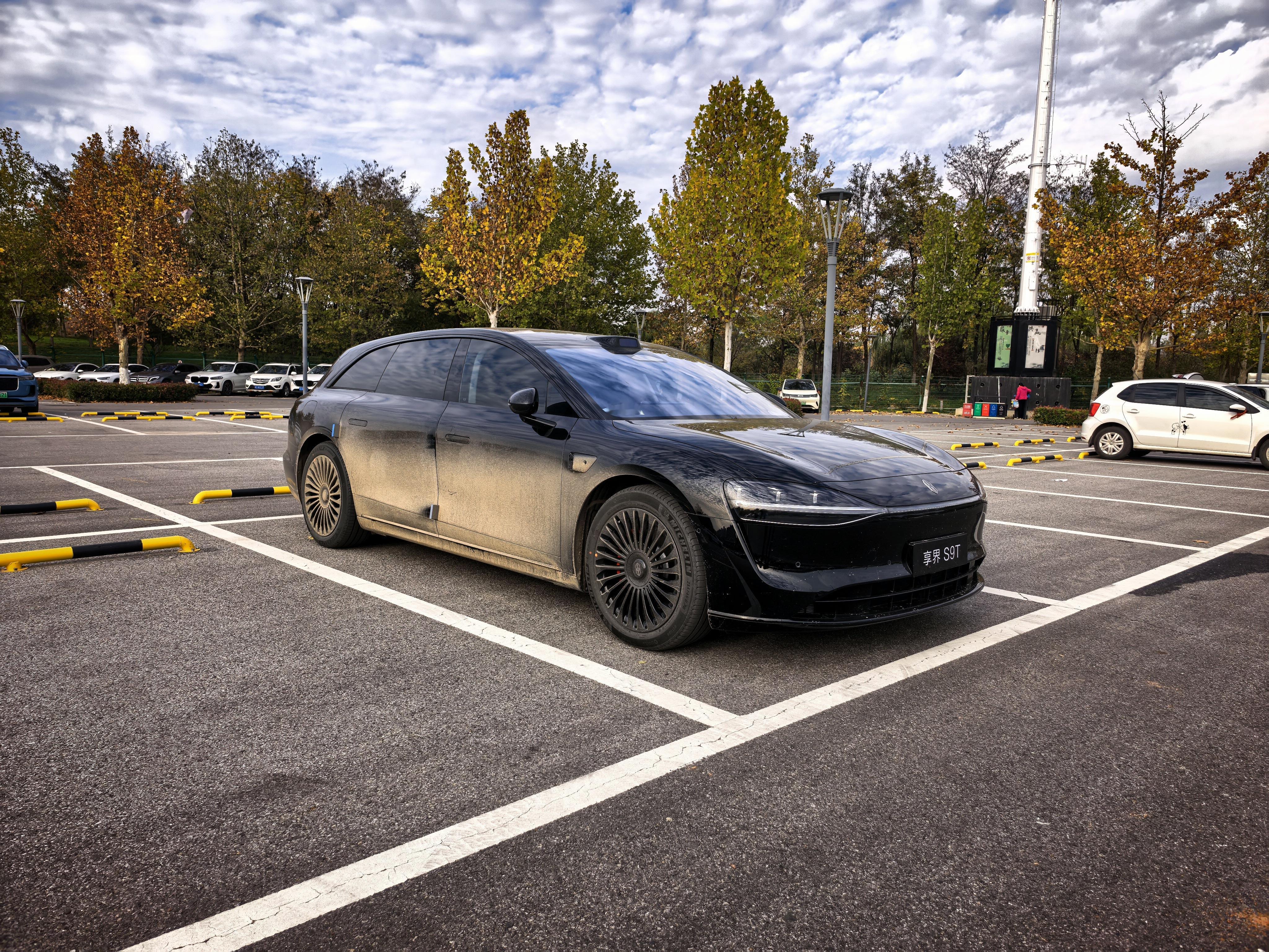 刚停车呢，才走两步，好家伙碰见享界S9T同款了，还没上牌，但从车上的灰来看，感觉