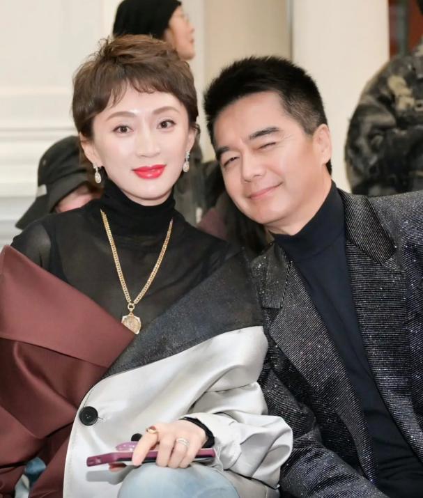 啥也不要说了，许何十七岁就搬出家独居比任何美式的语言都最具说服力…… 何晴是