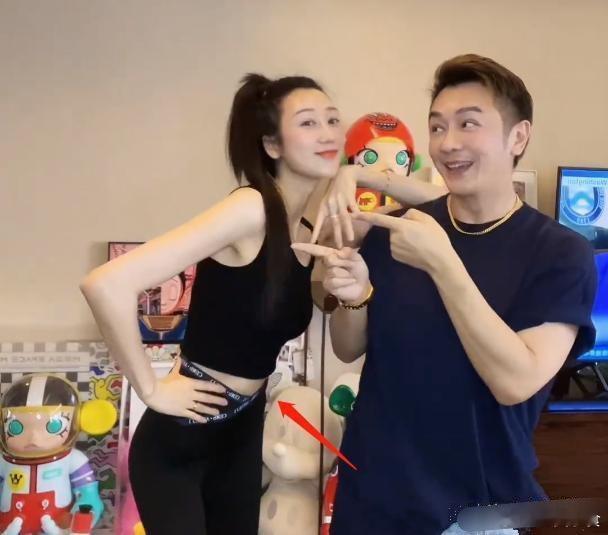 生了这么多个肚子还这么平坦光滑，也是佩服